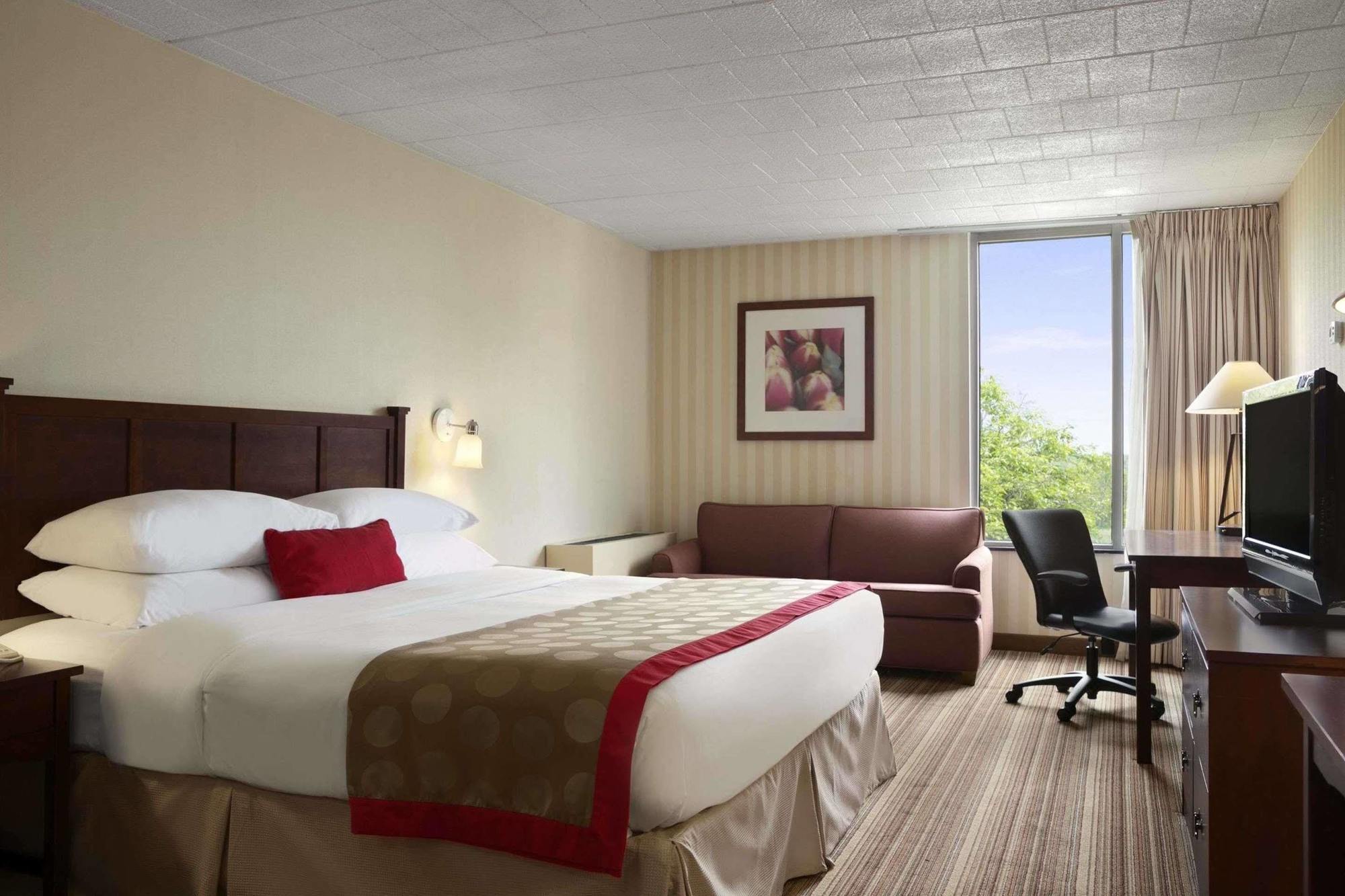 Ramada By Wyndham Greensburg Hotel & Conference Center Extérieur photo